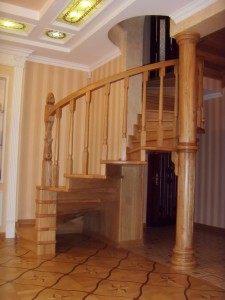 Гвинтові дерев'яні сходи