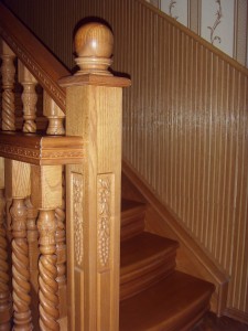Різьблені елементи для декорування дерев’яних сходів